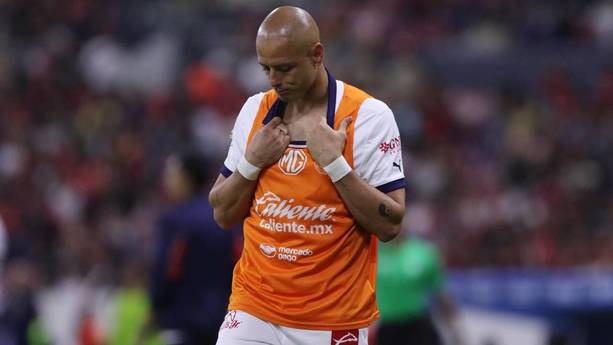 Chicharito Hernández se lamenta en el Clásico Tapatío (Imago7)