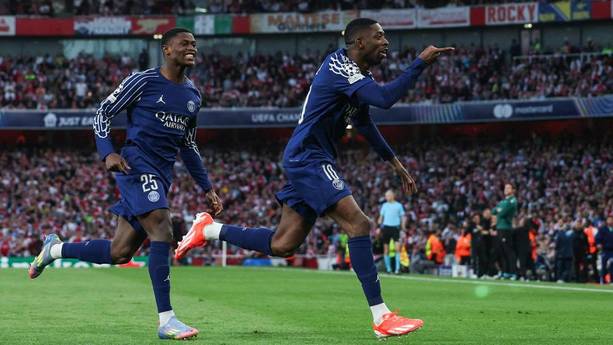 Dembelé festeja su gol ante el Arsenal (AFP)