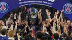 Ousmane Dembelé levanta el trofeo de la Champions League (AFP)