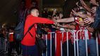 Fernando Beltrán saluda a la afición de Chivas (Imago7)