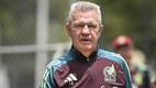 El Vasco Aguirre en su llegada a un entrenamiento (Imago7)