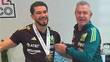 Henry Martín y Javier Aguirre en la entrega de la medalla (Captura)