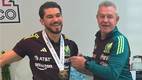 Henry Martín y Javier Aguirre en la entrega de la medalla (Captura)