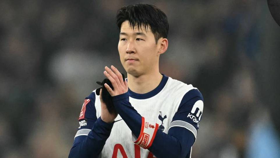 Heung-min Son no logró evitar la debacle del Tottenham ante los Villanos (AFP).