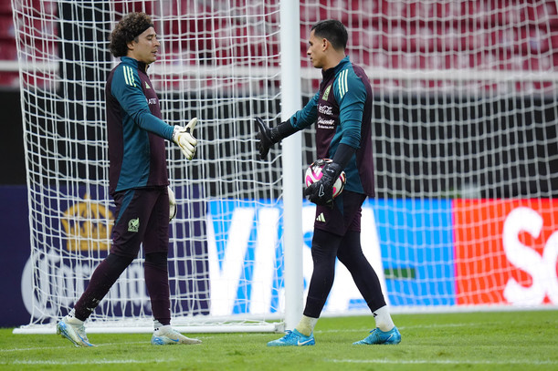 Malagón y Ochoa platican en práctica de la Selección Mexicana (Imago7)