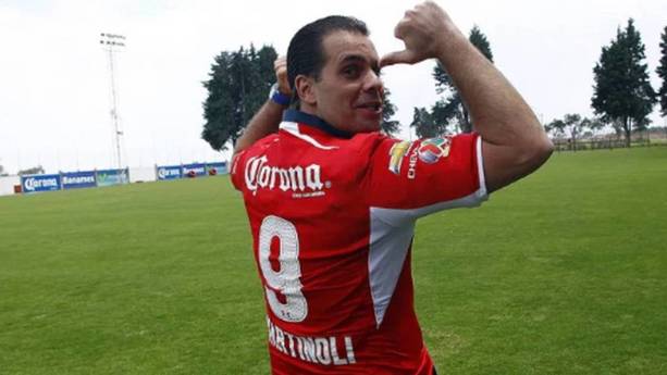 Martinoli muestra su playera de Toluca (@cmartinolimx)