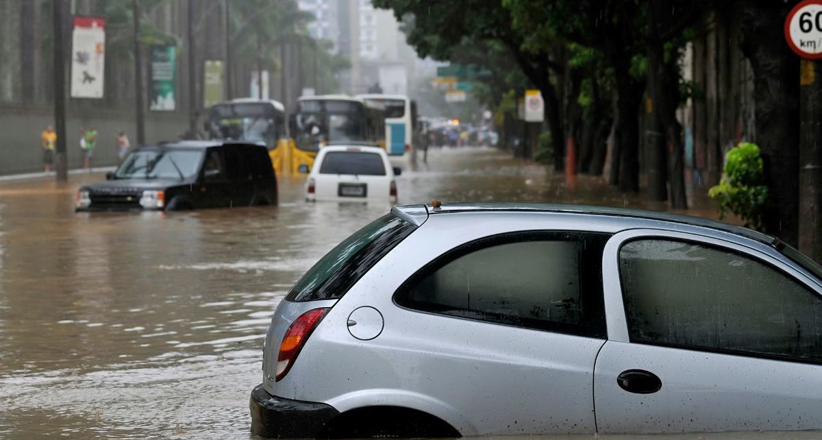 ¿Tu seguro de auto te cubre si te quedas atorado en inundaciones?| Foto: CANVA