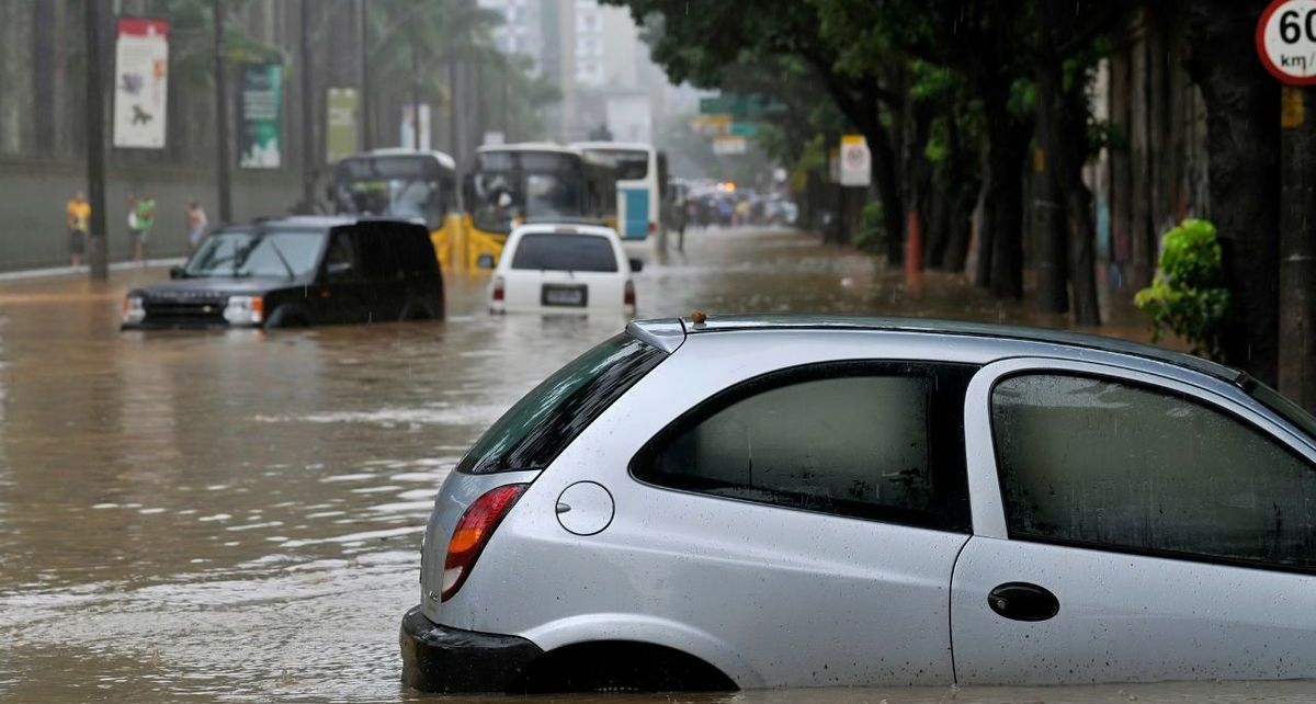 ¿Tu seguro de auto te cubre si te quedas atorado en inundaciones?| Foto: CANVA