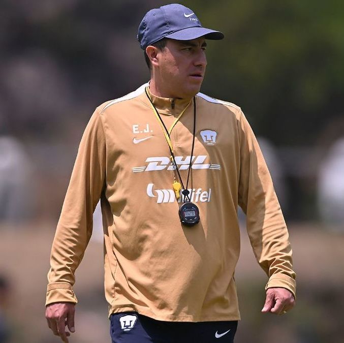 Efraín Juárez, DT de los Pumas, en un entrenamiento (Imago7)