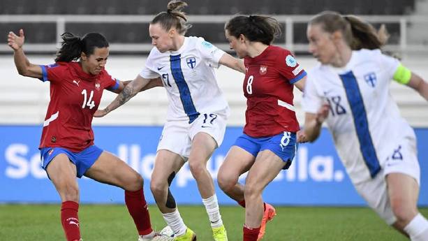 Entrenadora de Finlandia convocó por error a futbolista retirada de 51 años en lugar de una de 23