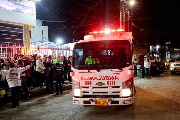 Traslado en ambulancia del político colombiano (Reuters)
