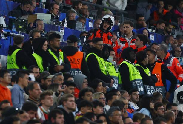 El aficionado cayó desde el segundo piso del Allianz Arena / Reuters