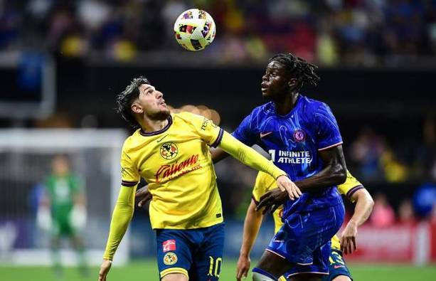 Duelo por el balón en el último amistoso América vs. Chelsea (Mexsport)