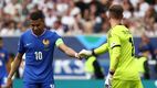Kylian Mbappé y Marc André ter Stegen (AFP)