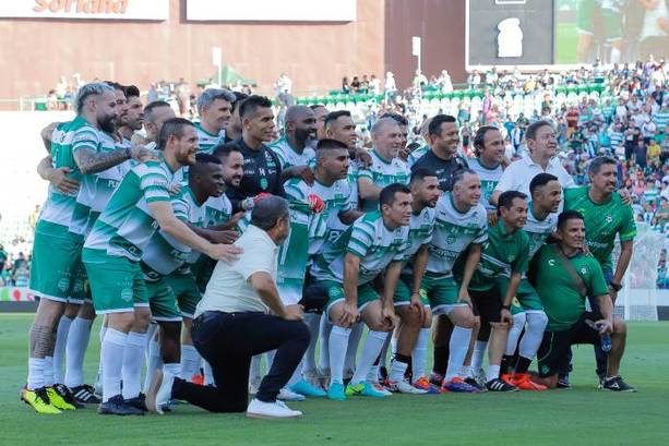 Oswaldo Sánchez posa con sus compañeros de Santos (Imago7)