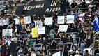 Aficionados de LAFC protestan contra las recientes redadas de ICE en Los Ángeles (Reuters)