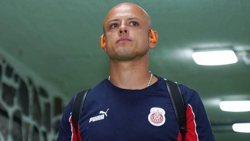 Chicharito Hernández arriba a un juego de Chivas (Imago7)