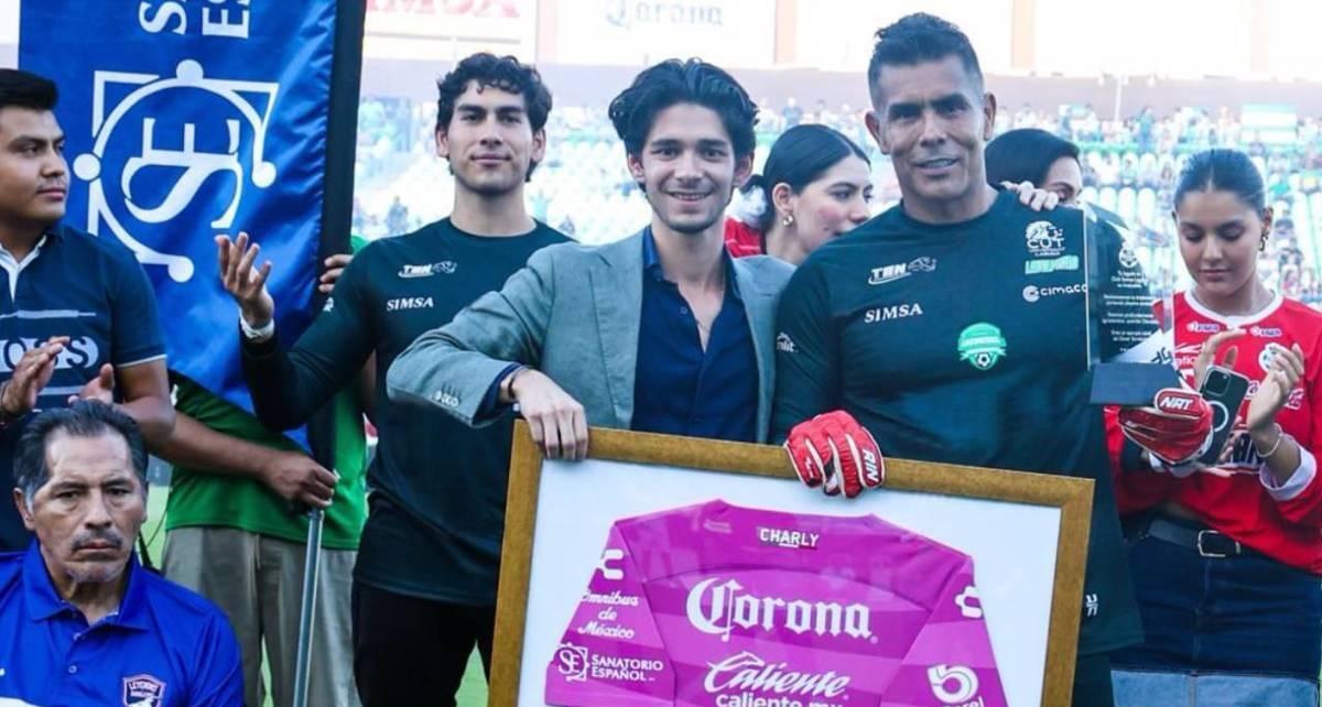 Oswaldo Sánchez recibe un reconocimiento de la directiva lagunera (@ClubSantos)