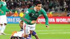 Pablo Barrera recibe una falta en el Mundial de Sudáfrica 2010