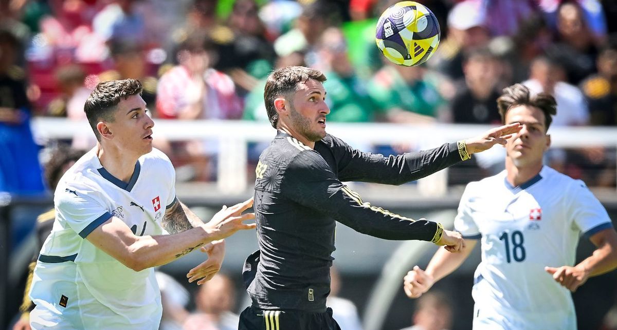 Santiago Gimenez con el baló durante el amistoso ante Suiza (Imago7)