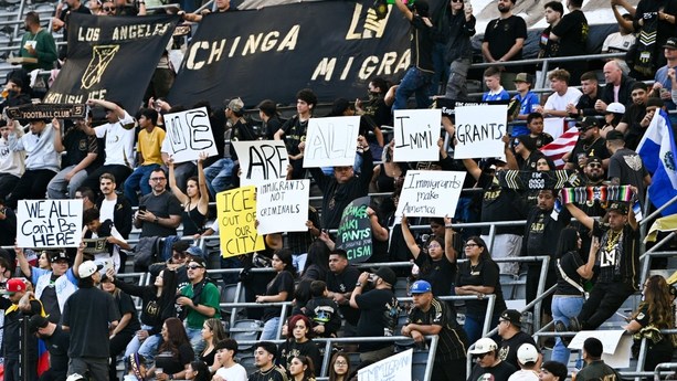 Aficionados de LAFC protestan contra las recientes redadas de ICE en Los Ángeles (Reuters)