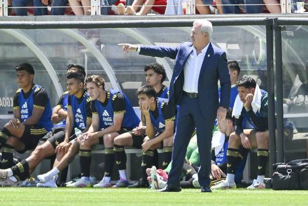 Javier Aguirre da indicaciones en el México vs. Suiza (Imago7)