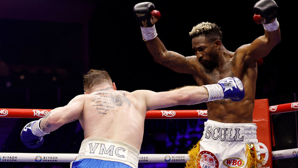 Canelo Álvarez no pudo cortar el ring a Scull en su pelea en Arabia Saudita. (Foto: Reuters)