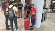 Padre de Richard Ledezma espera a su hijo en el aeropuerto (Juan Manuel Figueroa)