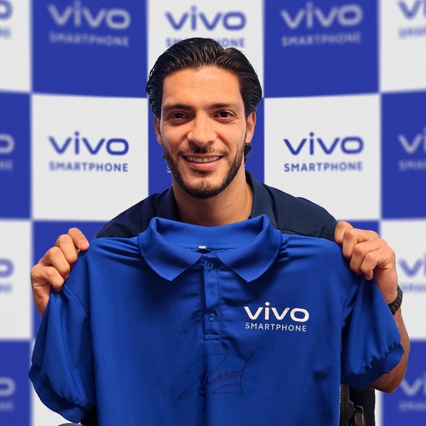 Raúl Jiménez cerró nueva alianza.