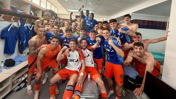 Real Oviedo en la celebración tras vencer al Huesca (X)