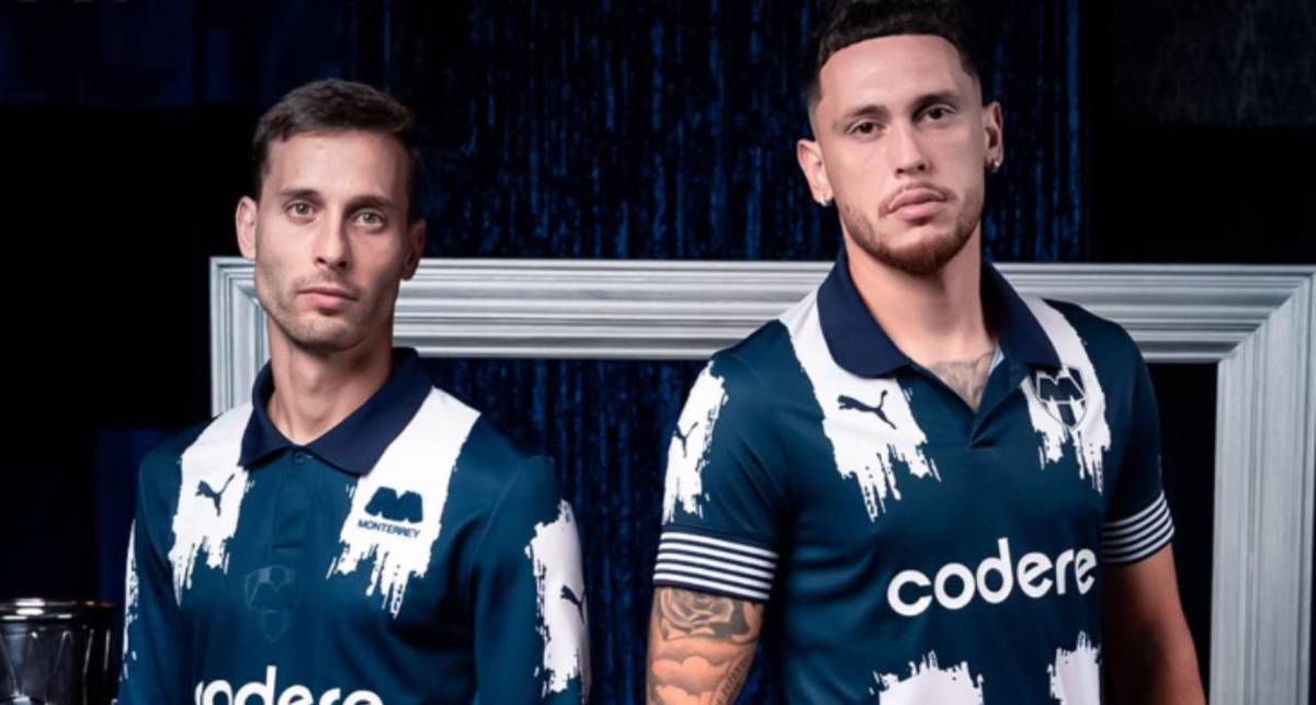 Sergio Canales y Lucas Ocampos posan con el nuevo jersey de Monterrey (@Rayados)