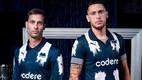 Sergio Canales y Lucas Ocampos posan con el nuevo jersey de Monterrey (@Rayados)