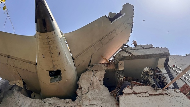 Así quedó el avión que se estrelló en un edificio en India tras desplomarse (AFP)