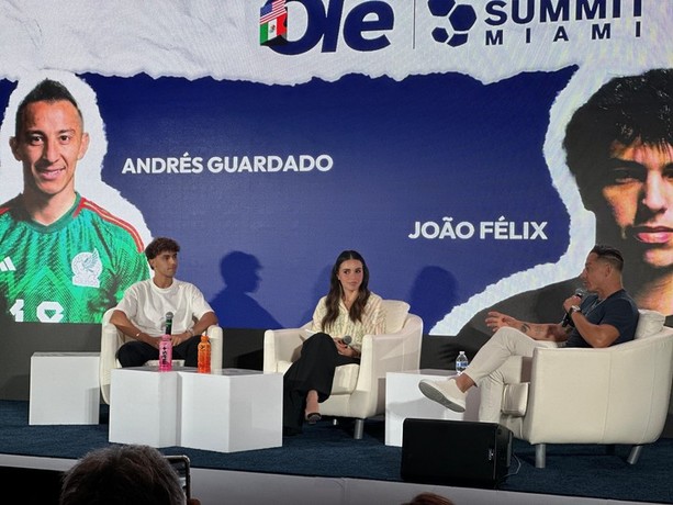 Joao Felix y Guardado en el Olé Soccer Summit de Miami. (Foto: Olé)