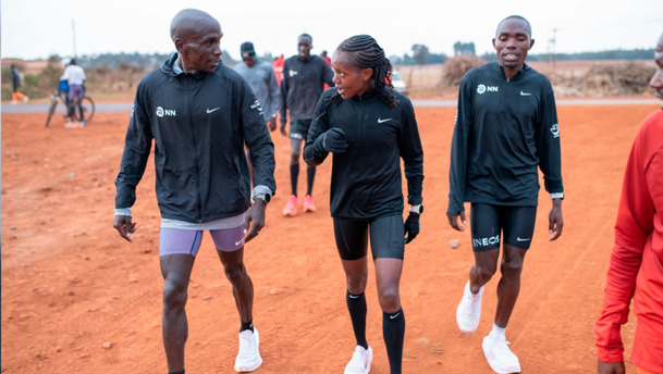 Eliud Kipchoge  trabaja junto a Faith Kipyegon. (Foto: Nike)