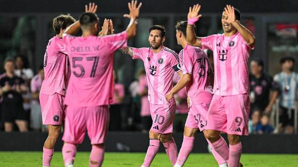 Lionel Messi celebra un gol con sus compañeros (AFP)