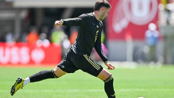 Santiago Giménez marca luego de 692 días / Imago7