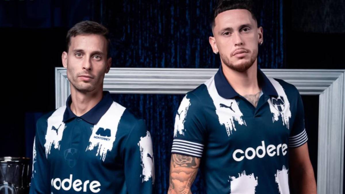 Sergio Canales y Lucas Ocampos posan con el nuevo jersey de Monterrey (@Rayados)