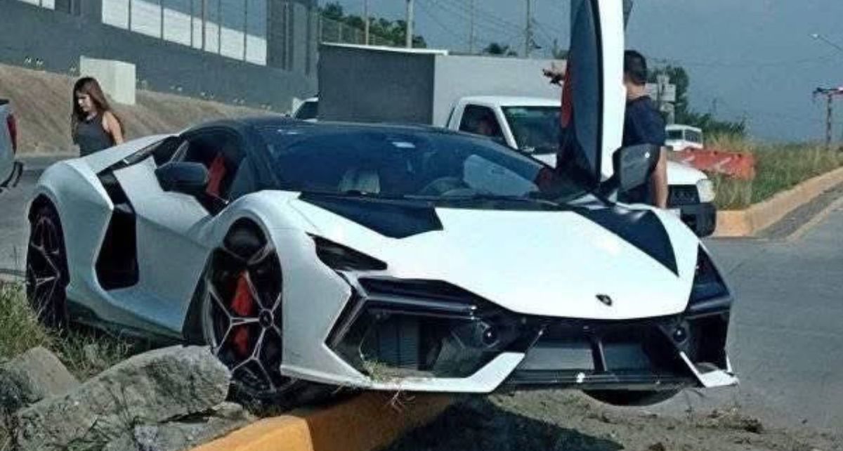 Uno de los Lamborghinis más exclusivos del mundo chocó en la Carretera Nacional de Allende, Nuevo León. Foto: Captura de Pantalla
