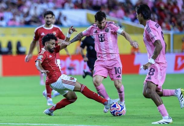 Messi intentó sin éxito superar al Al Ahly (EFE)