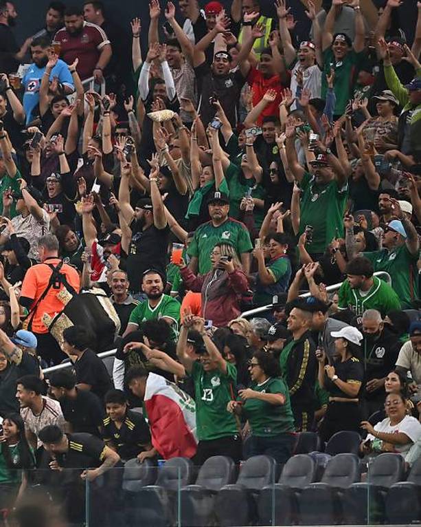 Aficionados de México en las tribunas (Imago7)