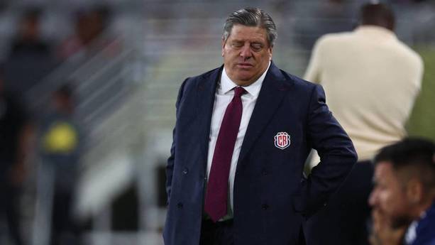 El Piojo Herrera se lamenta ante Surinam (Reuters)