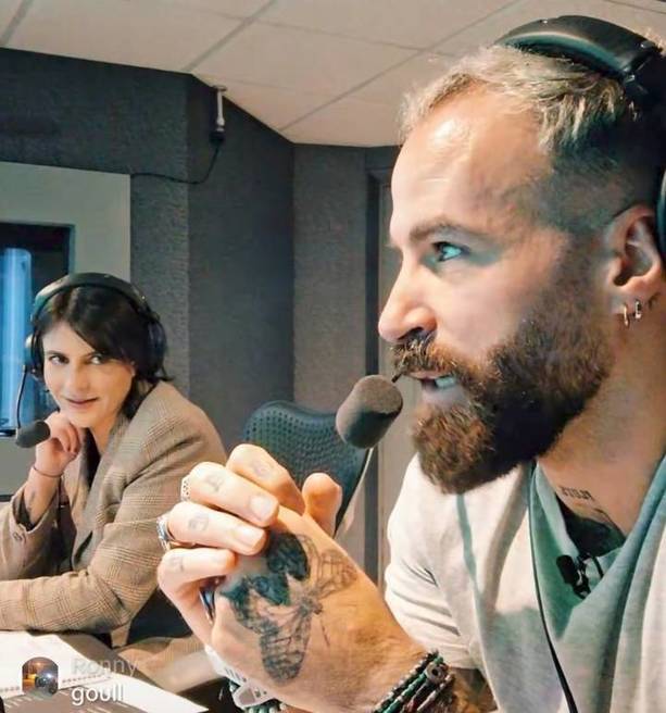 Lola del Carril y Marc Crosas, en la narración del juego (Captura)