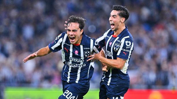 Íker Fimbres fue arropado de inmediato por la afición y compañeros. (Foto: Mexsport)