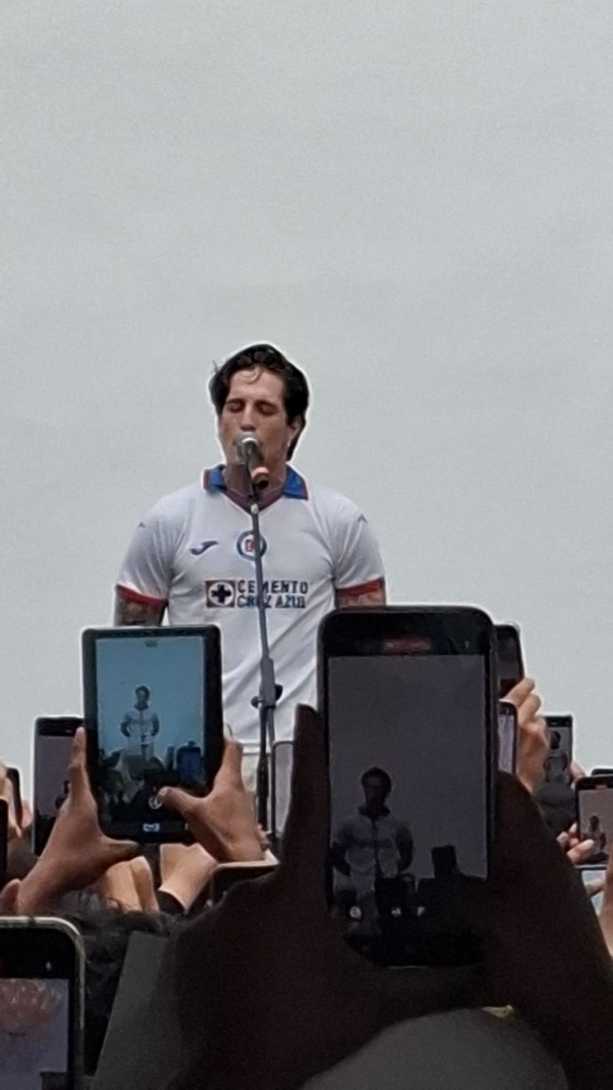 Damiano David sorprende a fans al lucir la camiseta del Cruz Azul| Foto: Camila Barradas