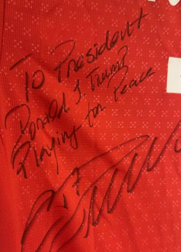 La firma de Cristiano Ronaldo para Trump.