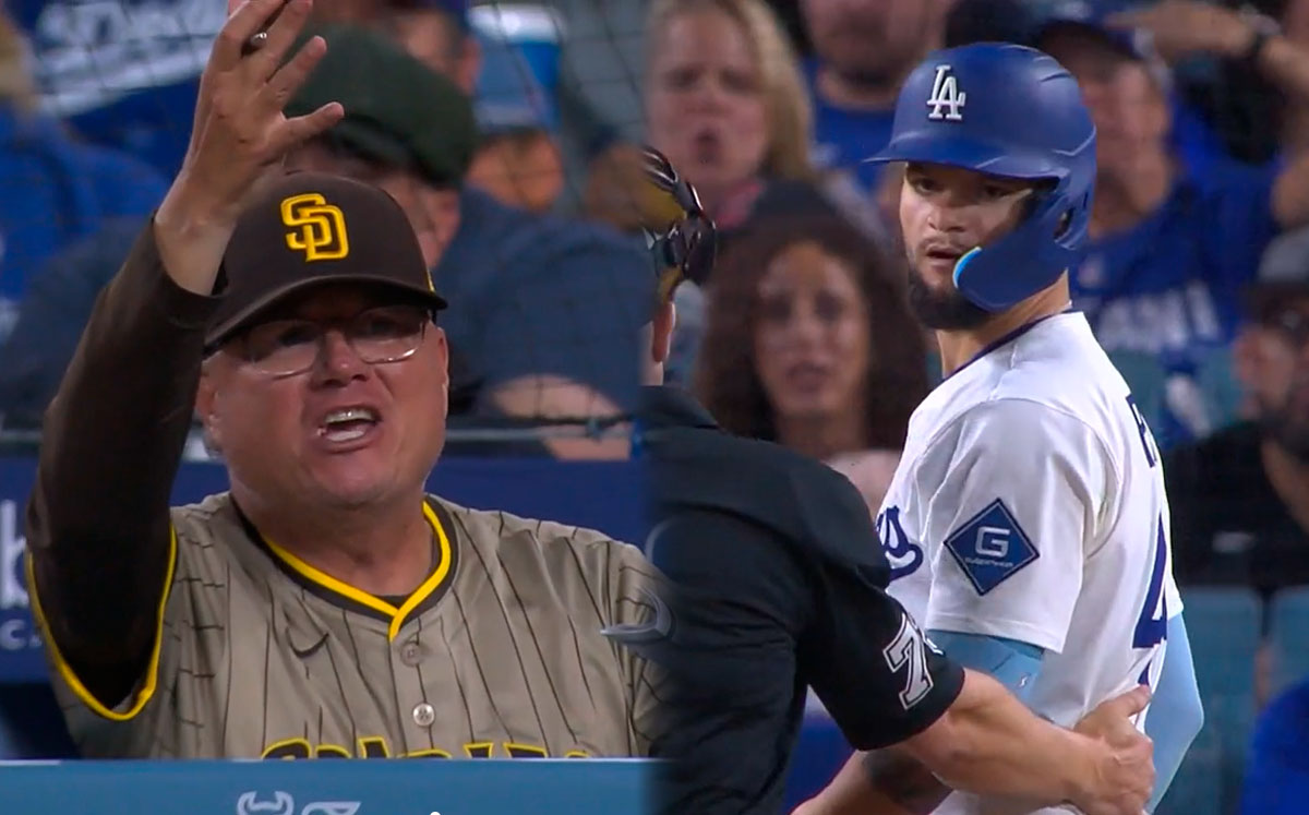 Mike Schildt, manager de Padres, y Andy Pages, jugador de Dodgers, tras el incidente. (Especial)