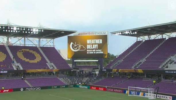Pantalla del estadio anuncia que el juego se demoraba (Captura)