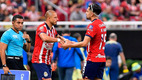 Ricardo Martín describió cómo es el vestidor de Chivas con Chicharito. (Foto: Mexsport)