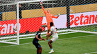 Salomón Rondón la puso en el travesaño. (Foto: AFP)